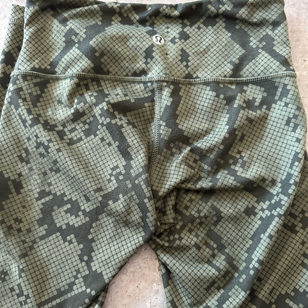 Lululemon Wunder Under Crop III Ziggy Snake Fatigue Green Gator